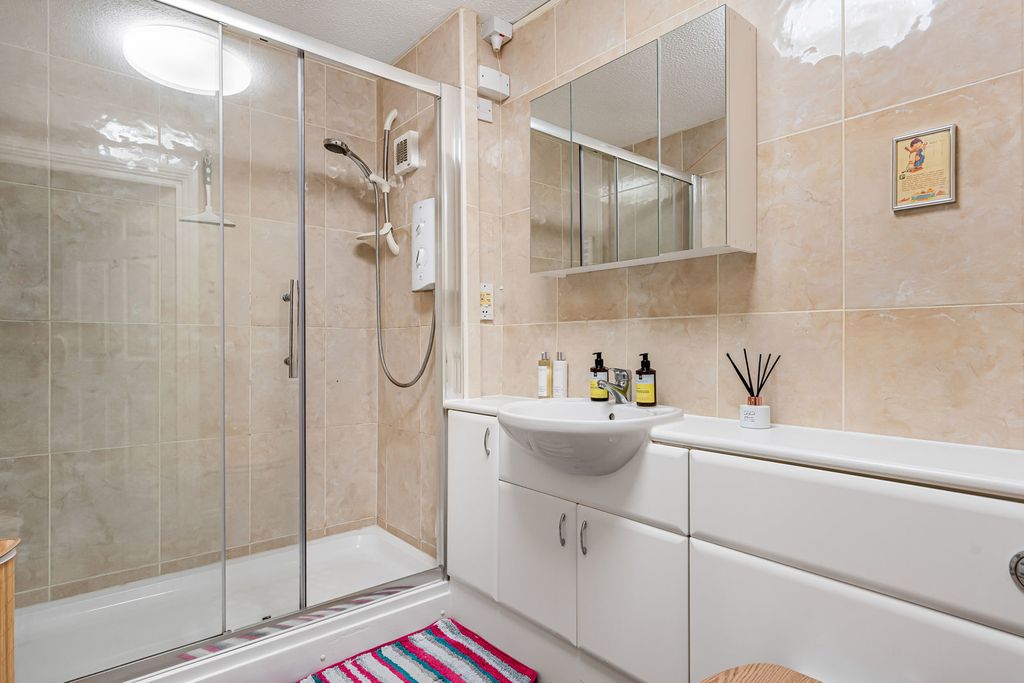 Additional image 9 of 2 bed flat for saleBarclay Court, Trafalgar Road, Cirencester, Gloucestershire GL7