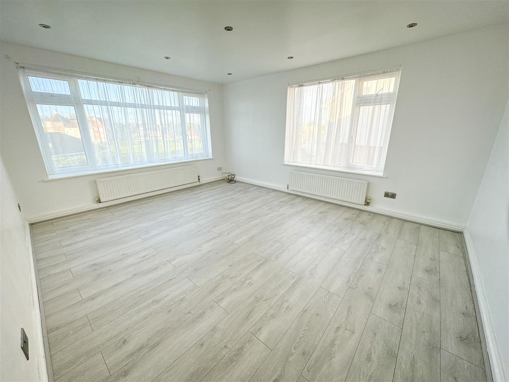 Additional image 3 of 2 bed flat for saleMarine Court, Marine Parade West, Clacton-On-Sea CO15