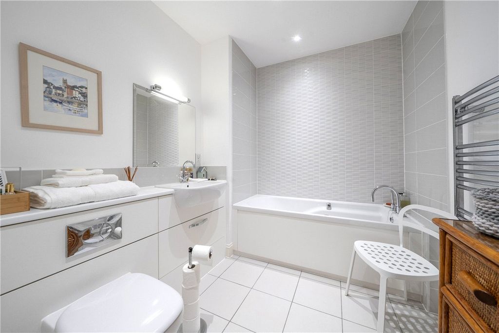 Additional image 11 of 2 bed flat for salePriory Court, Marlborough, Wiltshire SN8