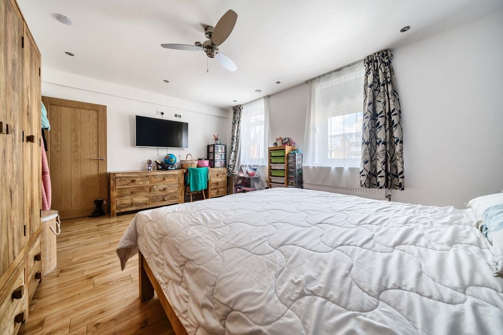 Additional image 4 of 5 bed flat for saleHigh Street, Chatham ME4
