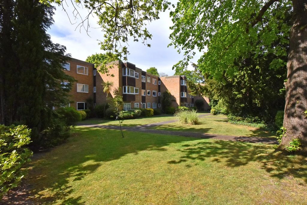 Additional image 7 of 2 bed flat for saleEaton Court, Kemnal Road, Chislehurst BR7