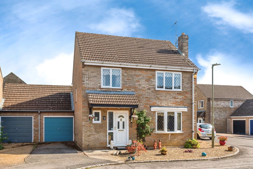 4 bed link detached house for saleThe Maples, Carterton OX18