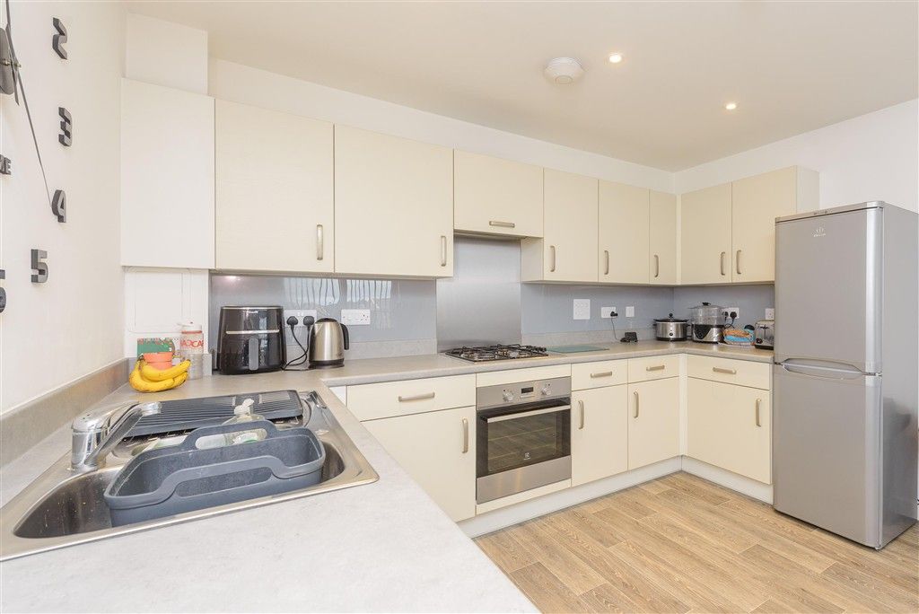 2 bed flat for saleStarboard Crescent, Chatham, Kent ME4 photo 3