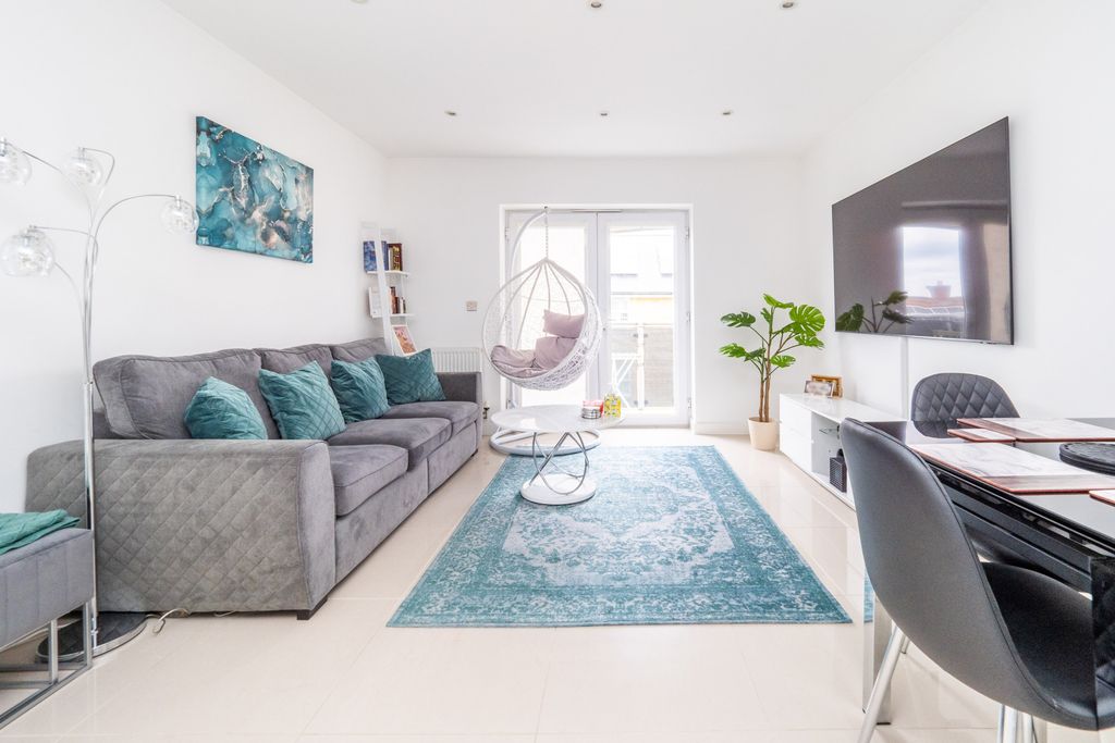 Additional image 2 of 2 bed flat for saleDiamond Jubilee Way, Carshalton, Surrey SM5