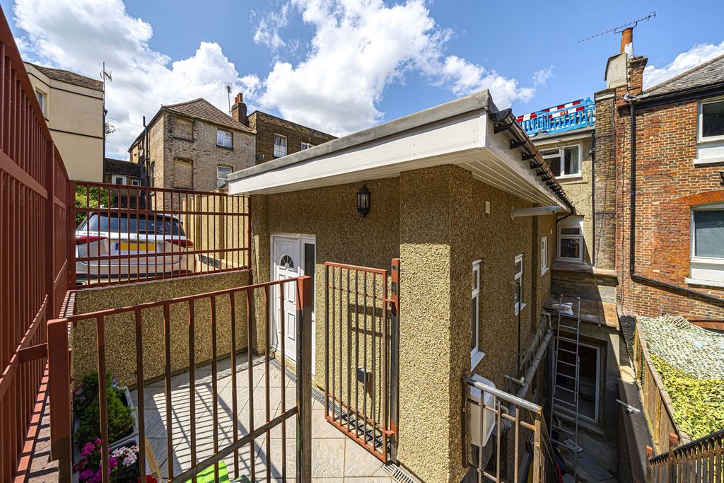 Additional image 8 of 5 bed flat for saleHigh Street, Chatham ME4