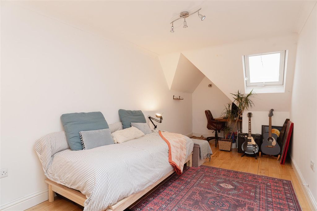 Additional image 10 of 2 bed flat for saleCoulsdon Road, Caterham CR3