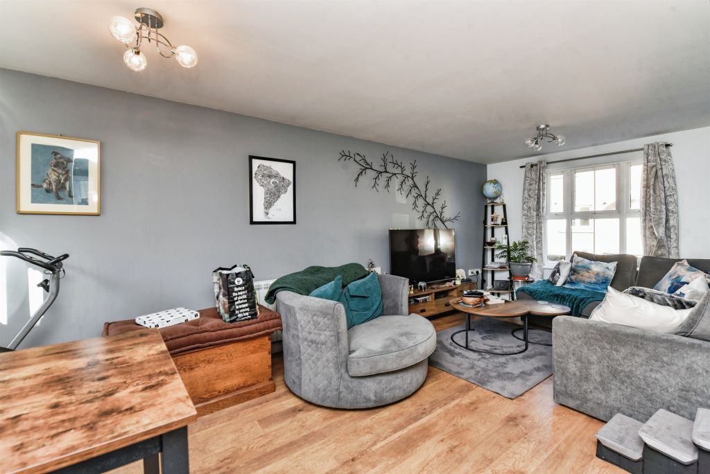 2 bed flat for saleNuthatch Road, Calne SN11 photo 4