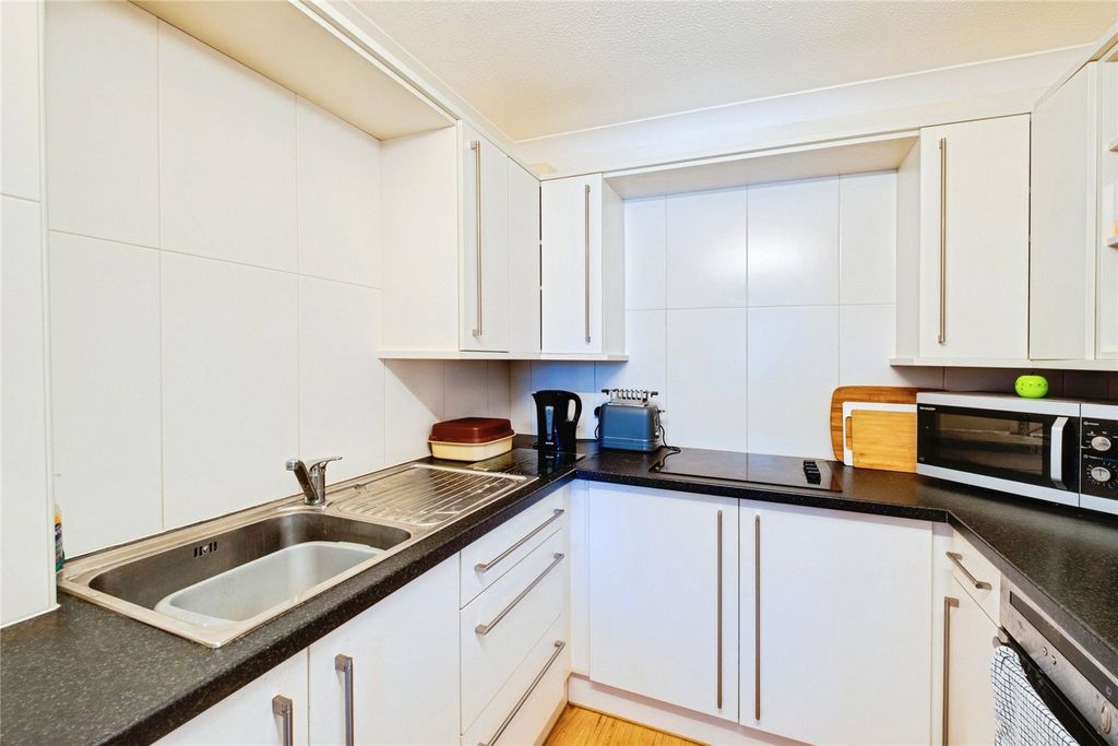 Additional image 5 of 2 bed flat for saleHomestour House, Christchurch BH23