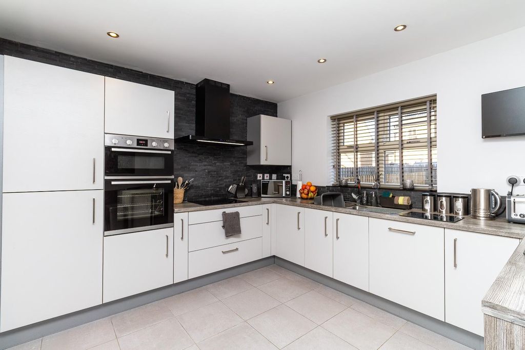 Additional image 3 of 5 bed detached house for saleColclough Close, Castleford WF10