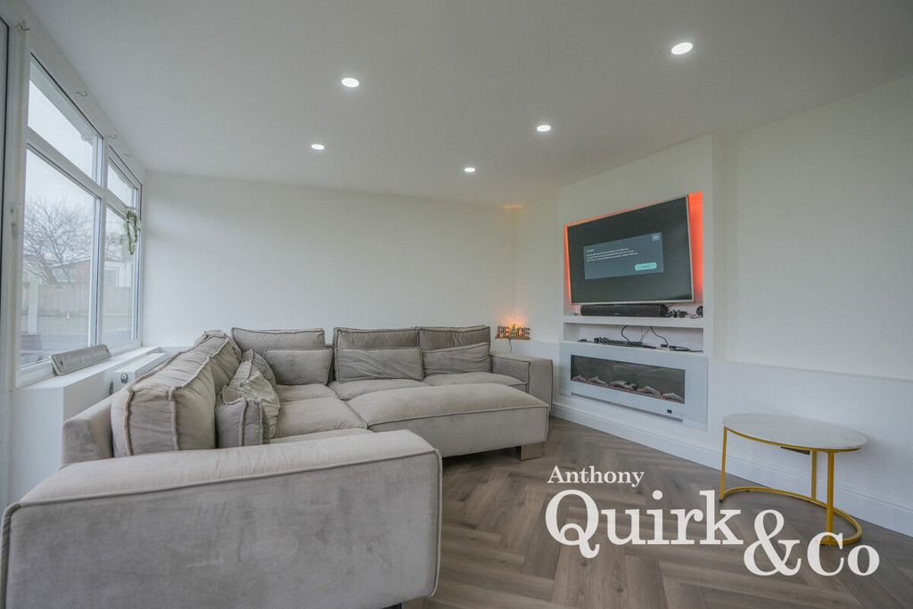 Additional image 7 of 4 bed detached bungalow for saleThe Parkway, Canvey Island SS8