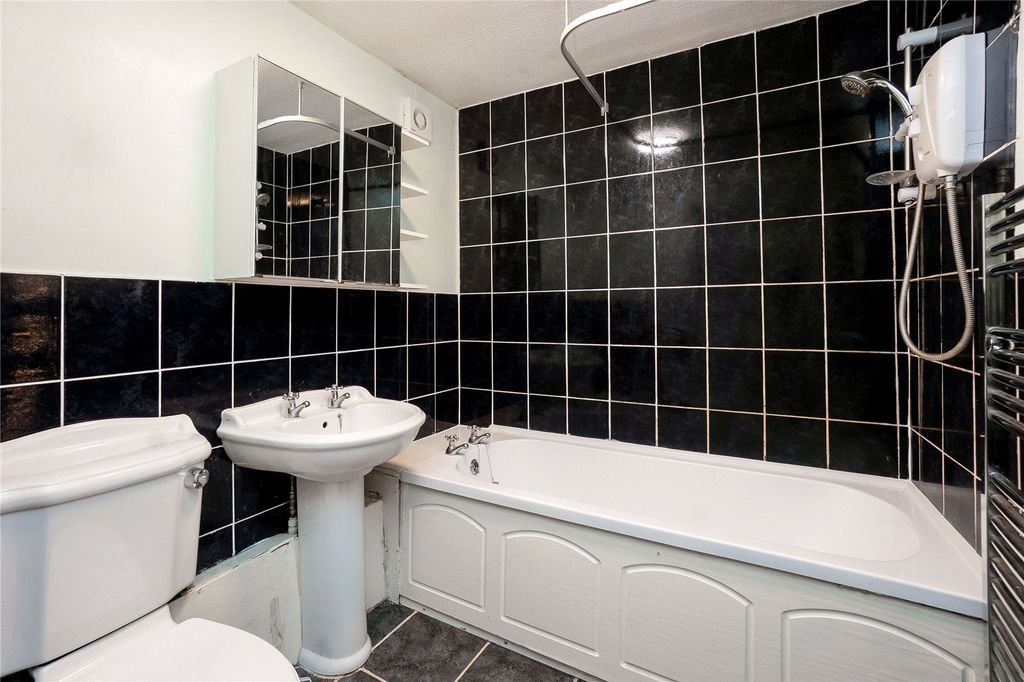 Additional image 8 of 2 bed flat for saleFinsbury Place, Chipping Norton, Oxfordshire OX7