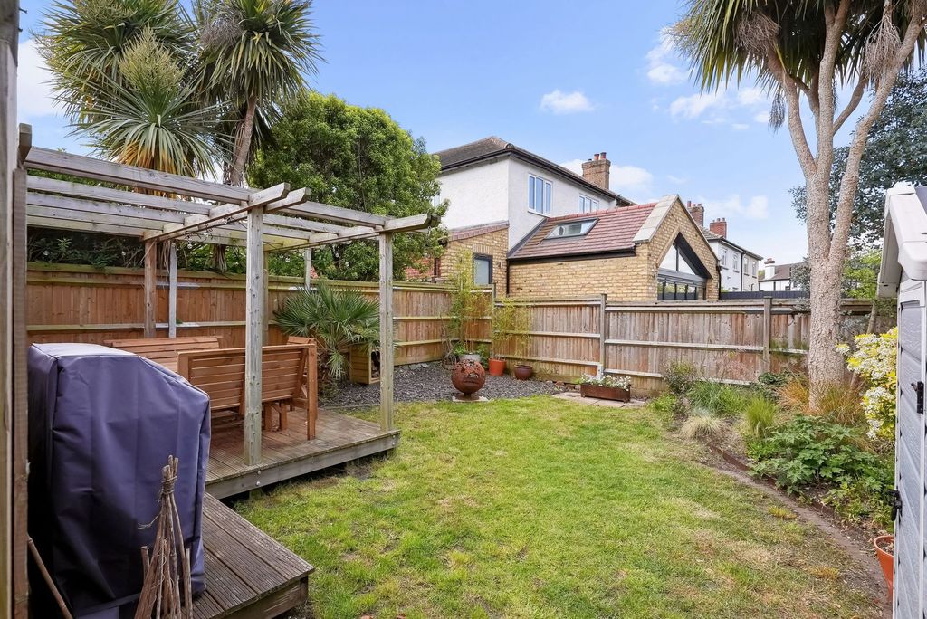Additional image 2 of 2 bed flat for salePark Lane, Carshalton SM5