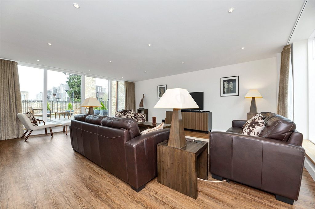 Additional image 5 of 5 bed town house for saleAberdeen Square, Cambridge, Cambridgeshire CB2