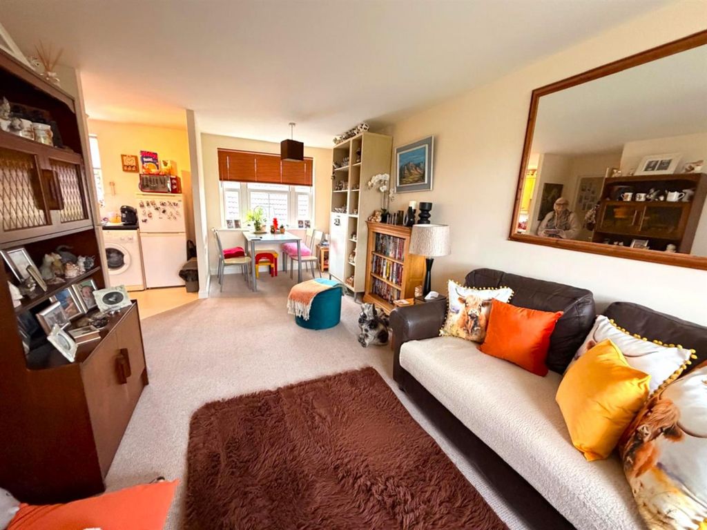2 bed flat for saleZander Road, Calne SN11 photo 4