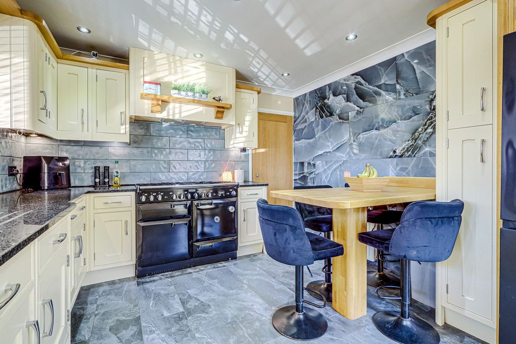 Additional image 4 of 5 bed semi-detached house for saleLylt Road, Canvey Island SS8