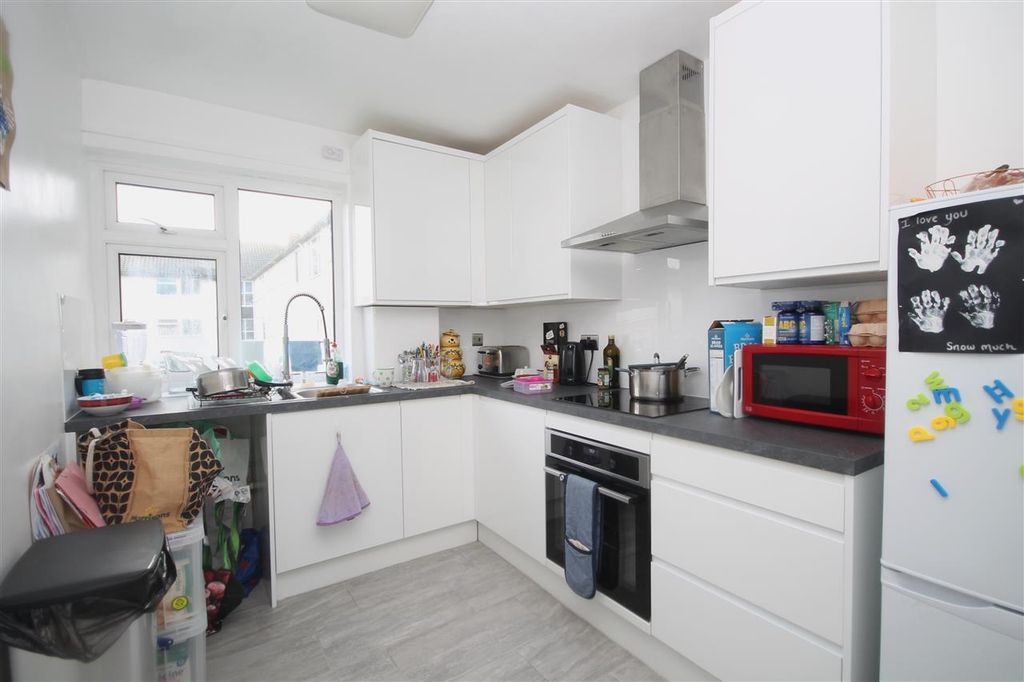 Additional image 3 of 2 bed flat for saleMarine Court, Marine Parade West, Clacton On Sea CO15