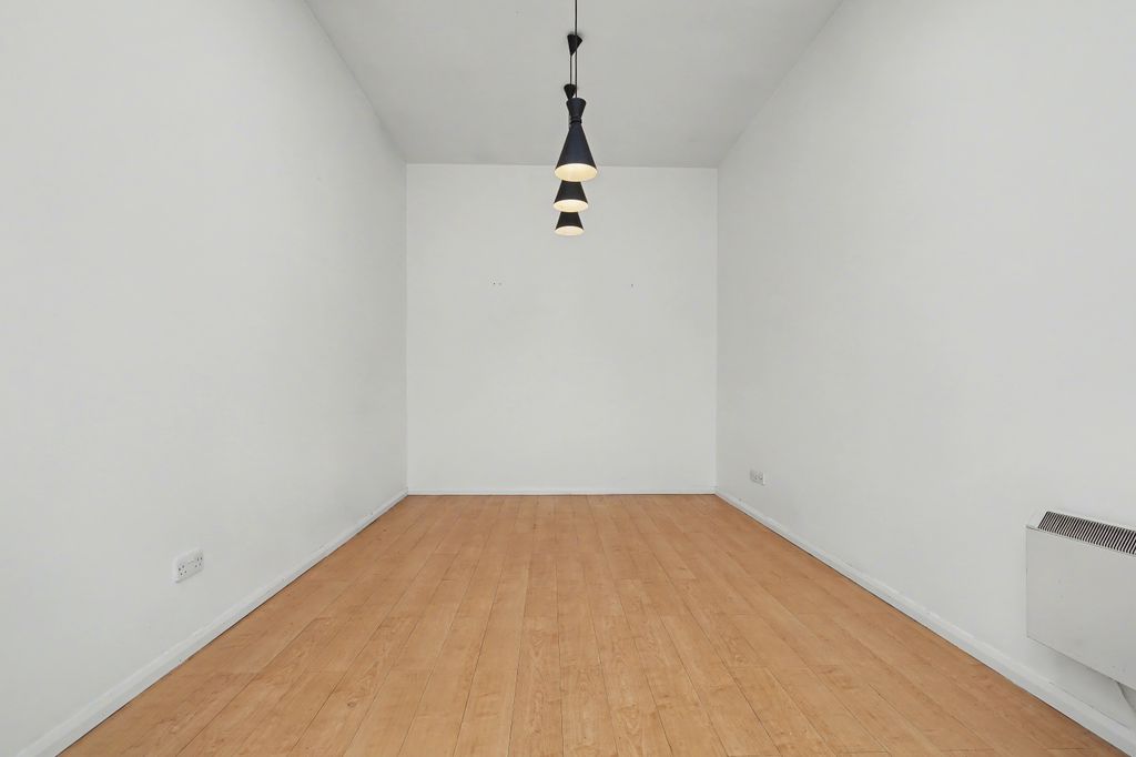 2 bed flat for saleMiddle Way, Chinnor OX39 photo 4