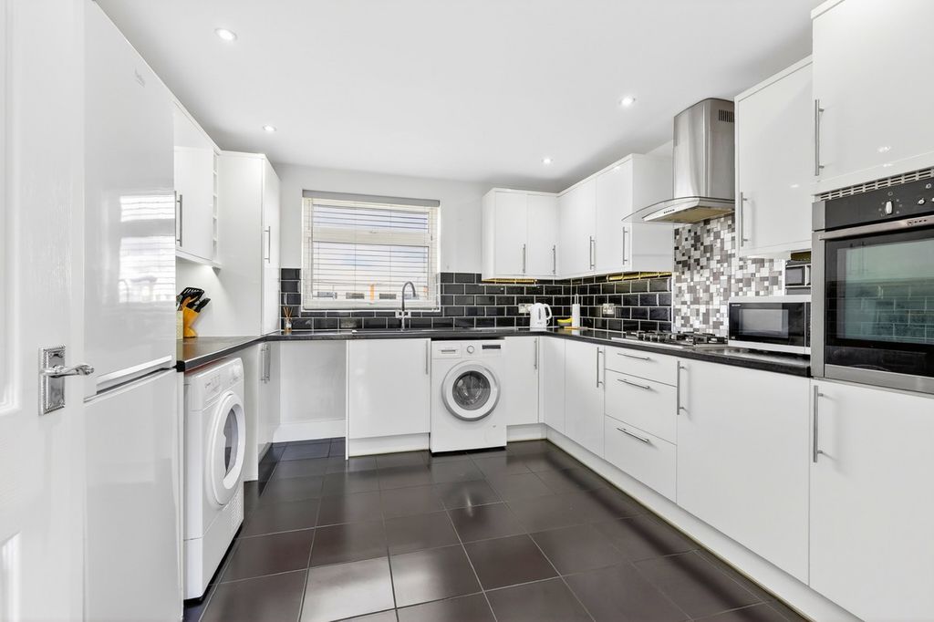 Additional image 8 of 2 bed flat for saleHigh Street, Hadleigh SS7