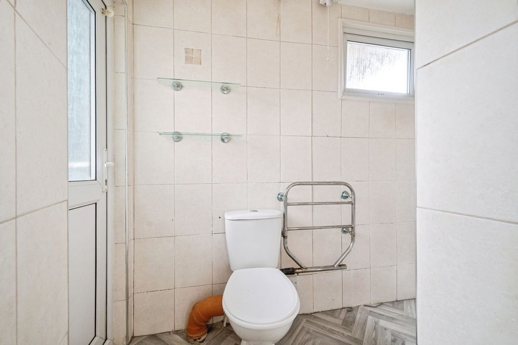 Additional image 8 of 1 bed flat for saleFore Street, Callington, Cornwall PL17