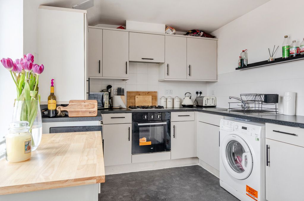 Additional image 2 of 2 bed flat for saleCunetio Gardens, White Horse Road, Marlborough SN8