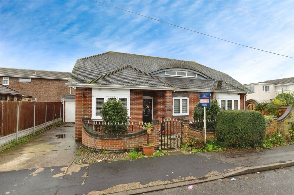 4 bed bungalow for saleBeverley Avenue, Canvey Island, Essex SS8