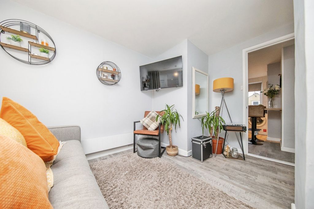Additional image 3 of 2 bed flat for saleStation Road, Sudbury, Suffolk CO10