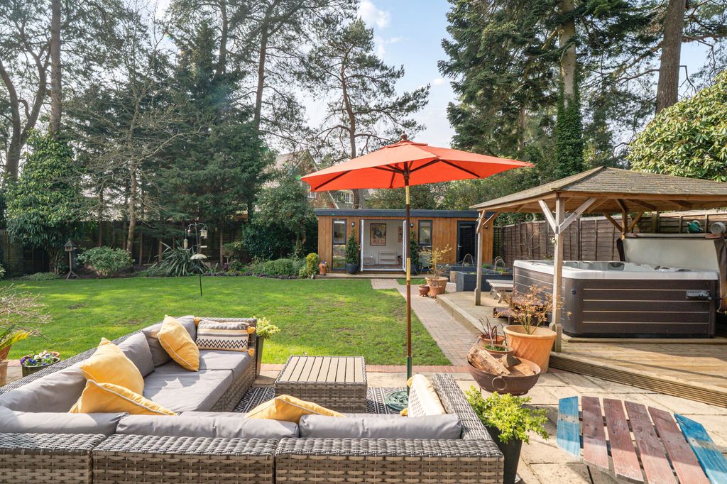 Additional image 5 of 6 bed detached house for saleWalkers Ridge, Camberley GU15