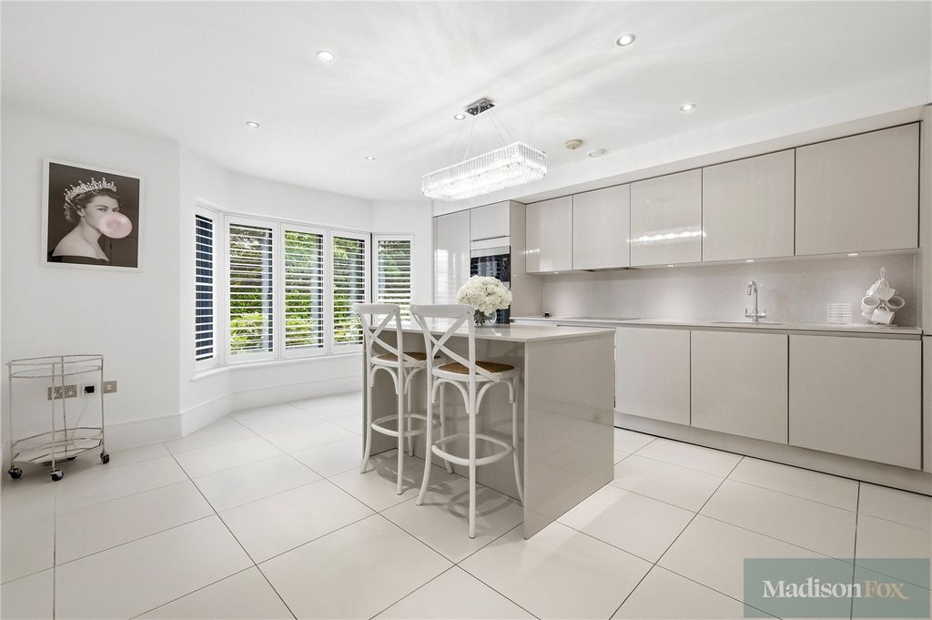 Additional image 8 of 2 bed flat for saleHigh Road, Chigwell, Essex IG7