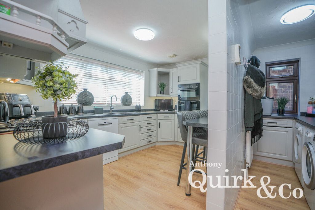 Additional image 7 of 4 bed detached house for saleLarup Avenue, Canvey Island SS8