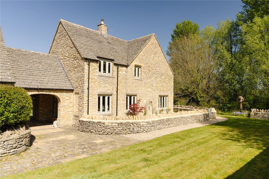3 bed semi-detached house for saleChapmans Piece, Burford, Oxfordshire OX18