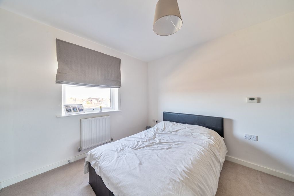 Additional image 8 of 2 bed flat for saleKennett Lane, Chertsey KT16