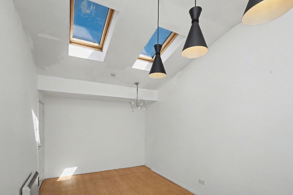 2 bed flat for saleMiddle Way, Chinnor OX39 photo 3