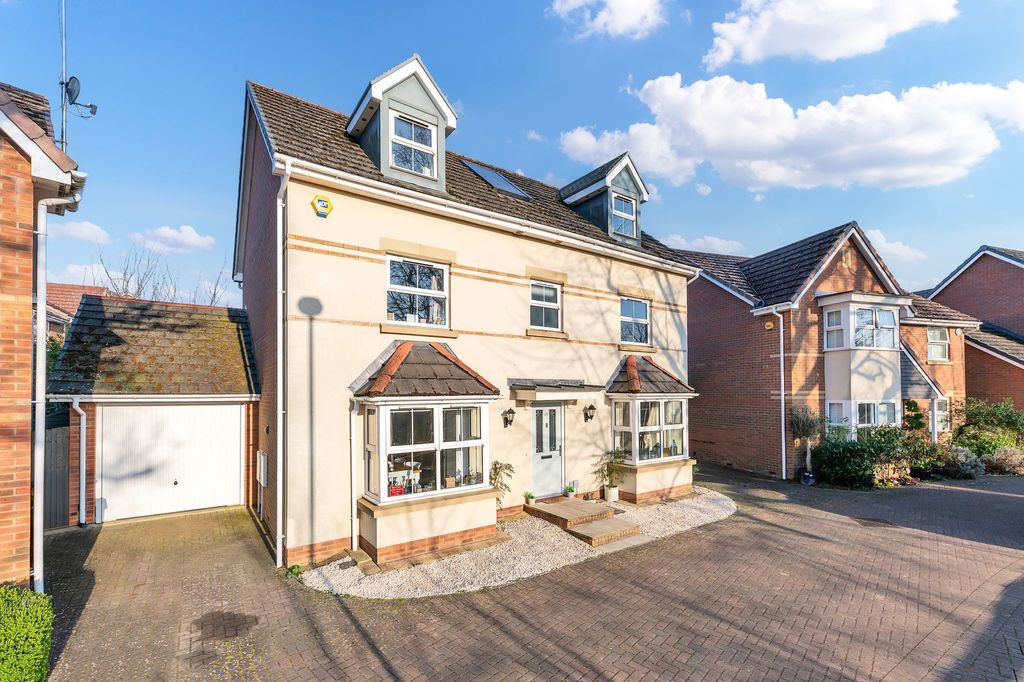 5 bed detached house for saleOlvega Drive, Buntingford SG9