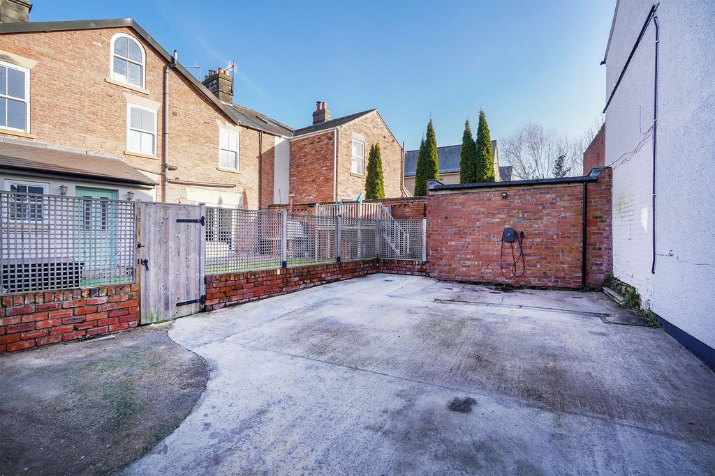Additional image 40 of 6 bed semi-detached house for saleNewbold Road, Chesterfield S41
