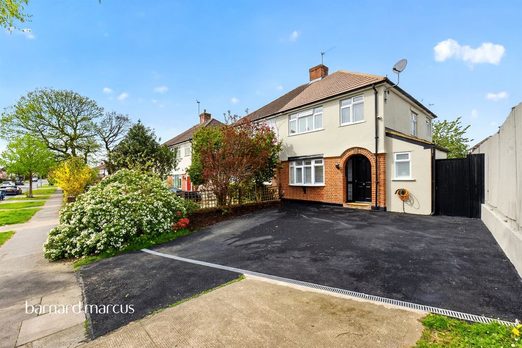 3 bed semi-detached house for saleGilders Road, Chessington KT9