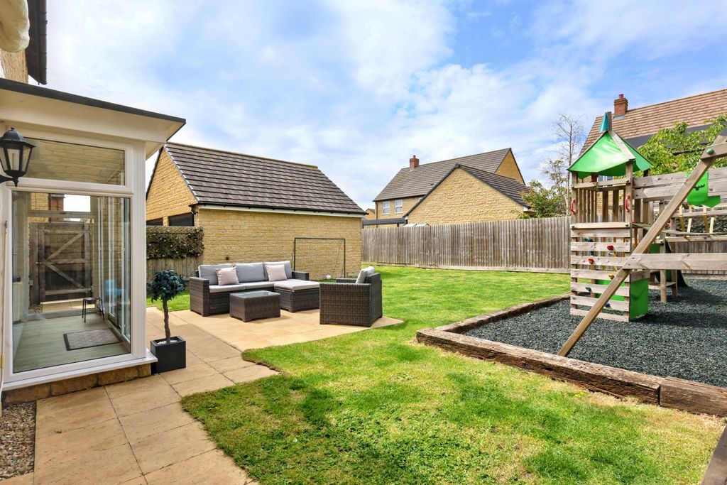 Additional image 30 of 4 bed detached house for sale71 Swinbrook Road, Carterton OX18