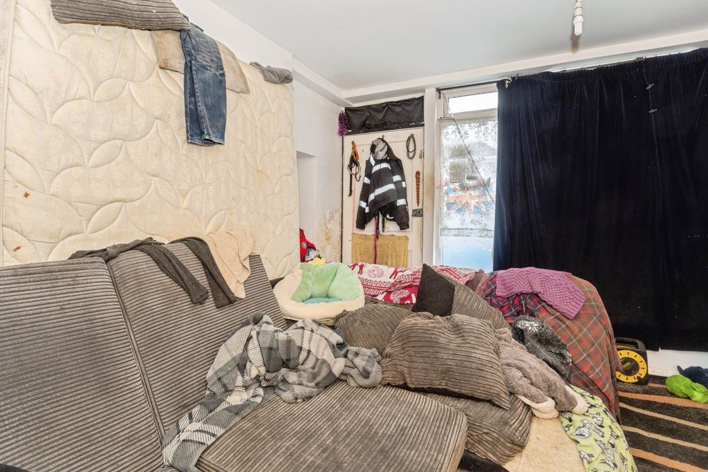 Additional image 2 of 2 bed flat for saleCommercial Street, Gunnislake PL18
