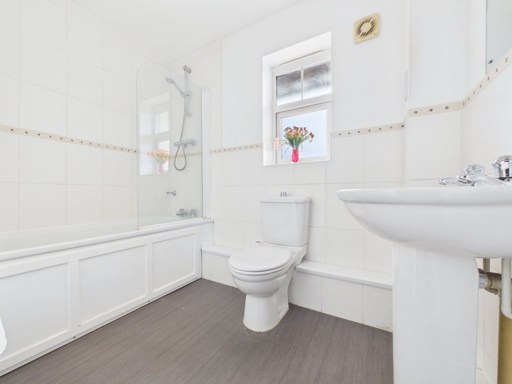 Additional image 9 of 2 bed flat for saleHawkes Court, Chesham, Buckinghamshire HP5