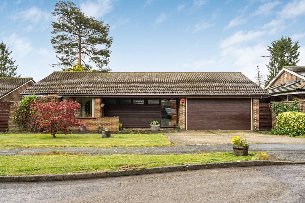 3 bed detached bungalow for saleBroad Walk, Caterham CR3