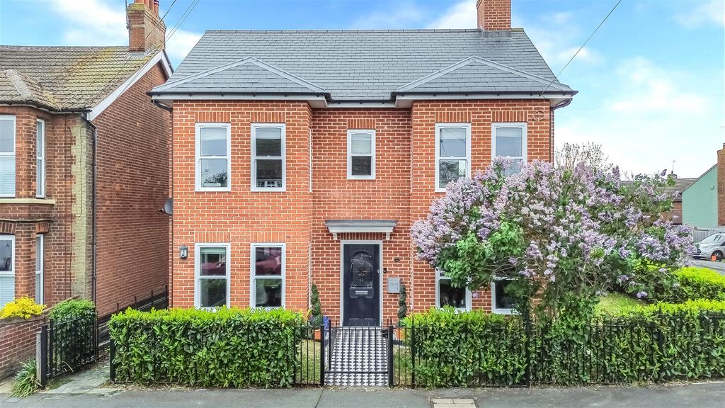 4 bed detached house for saleMildmay Road, Burnham-On-Crouch CM0