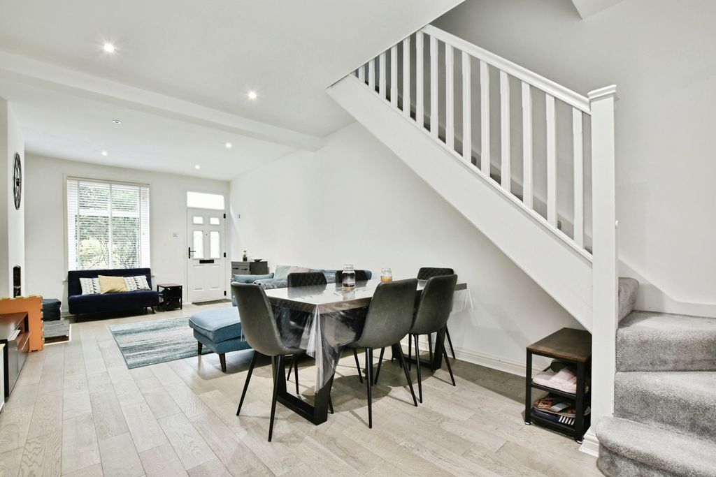 2 bed terraced house for saleCrescent Grove, Cheadle, Greater Manchester SK8 photo 3