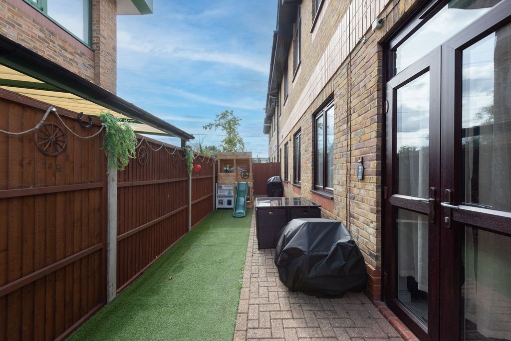Additional image 2 of 2 bed flat for saleMontrose House, Hanworth Lane, Chertsey, Surrey KT16