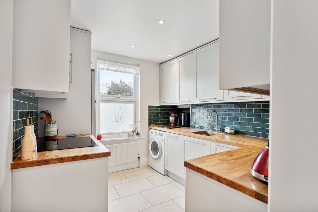 Additional image 4 of 2 bed flat for salePark Lane, Carshalton SM5