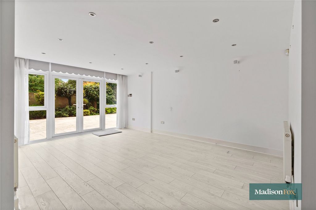 Additional image 4 of 2 bed flat for saleThe Bowls, Chigwell, Essex IG7