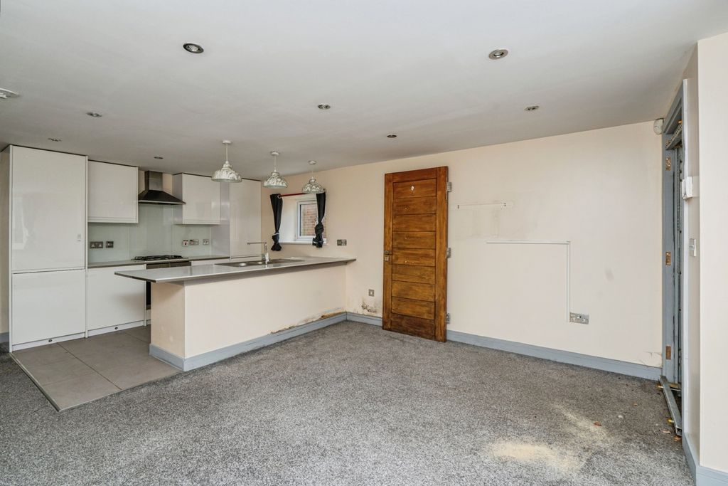 Additional image 9 of 3 bed flat for saleLondon Street, Chertsey, Surrey KT16