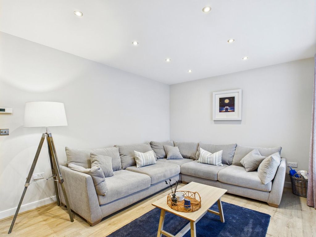 Additional image 3 of 4 bed property for saleHaydock Avenue, Castleford WF10