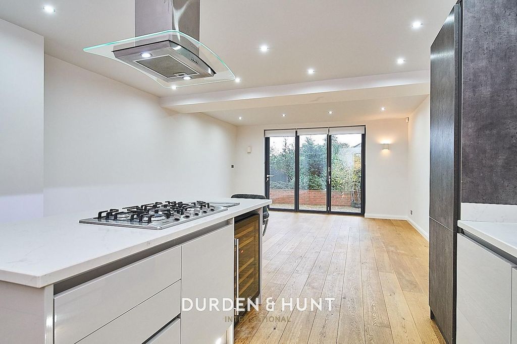 Additional image 8 of 2 bed flat for saleEden Avenue, Chigwell IG7