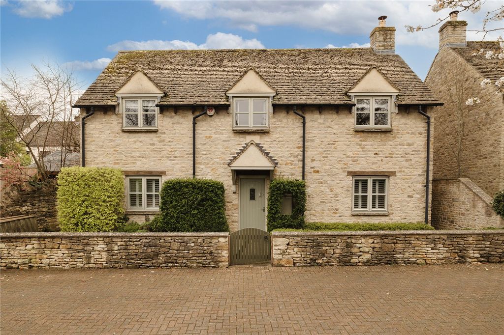 3 bed detached house for saleBurgage Gardens, Burford, Oxfordshire OX18