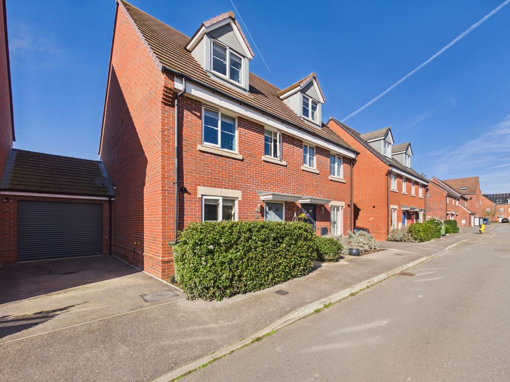 3 bed town house for saleRed Kite Road, Chinnor, Oxfordshire OX39