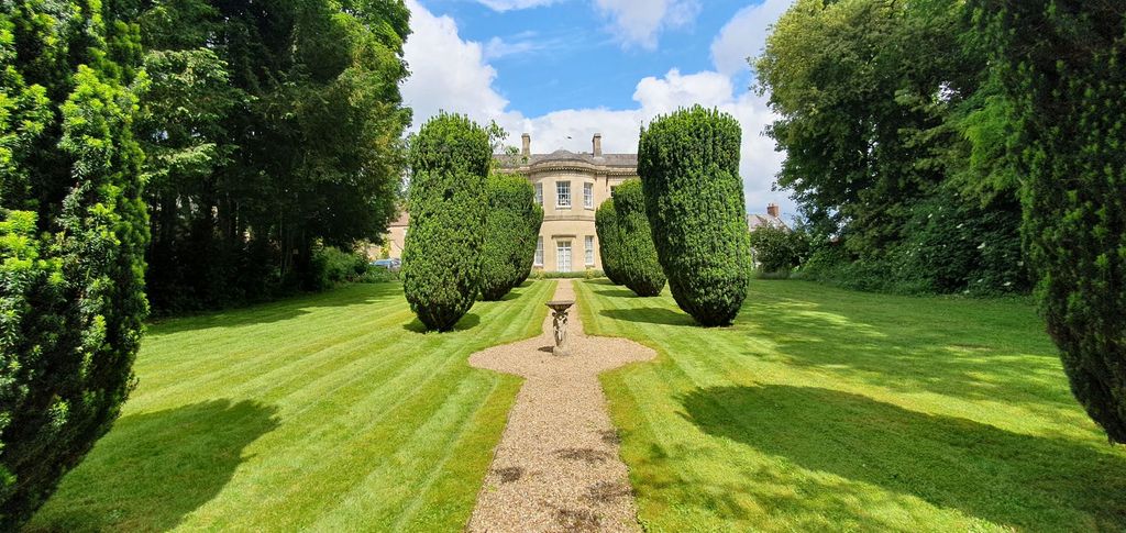 2 bed maisonette for saleCastle House, Castle Street, Calne SN11